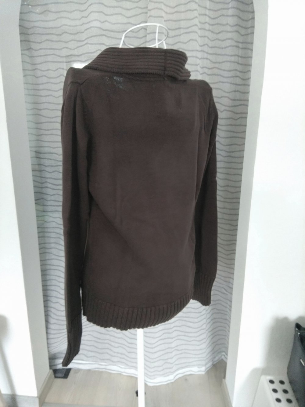 Brauner Pullover mit Kragen