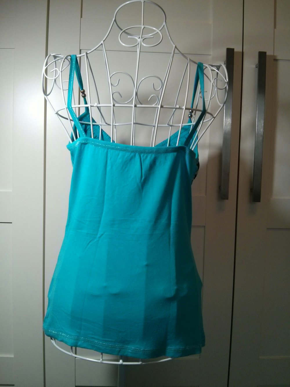 Blaues Träger Top mit Blumenmuster