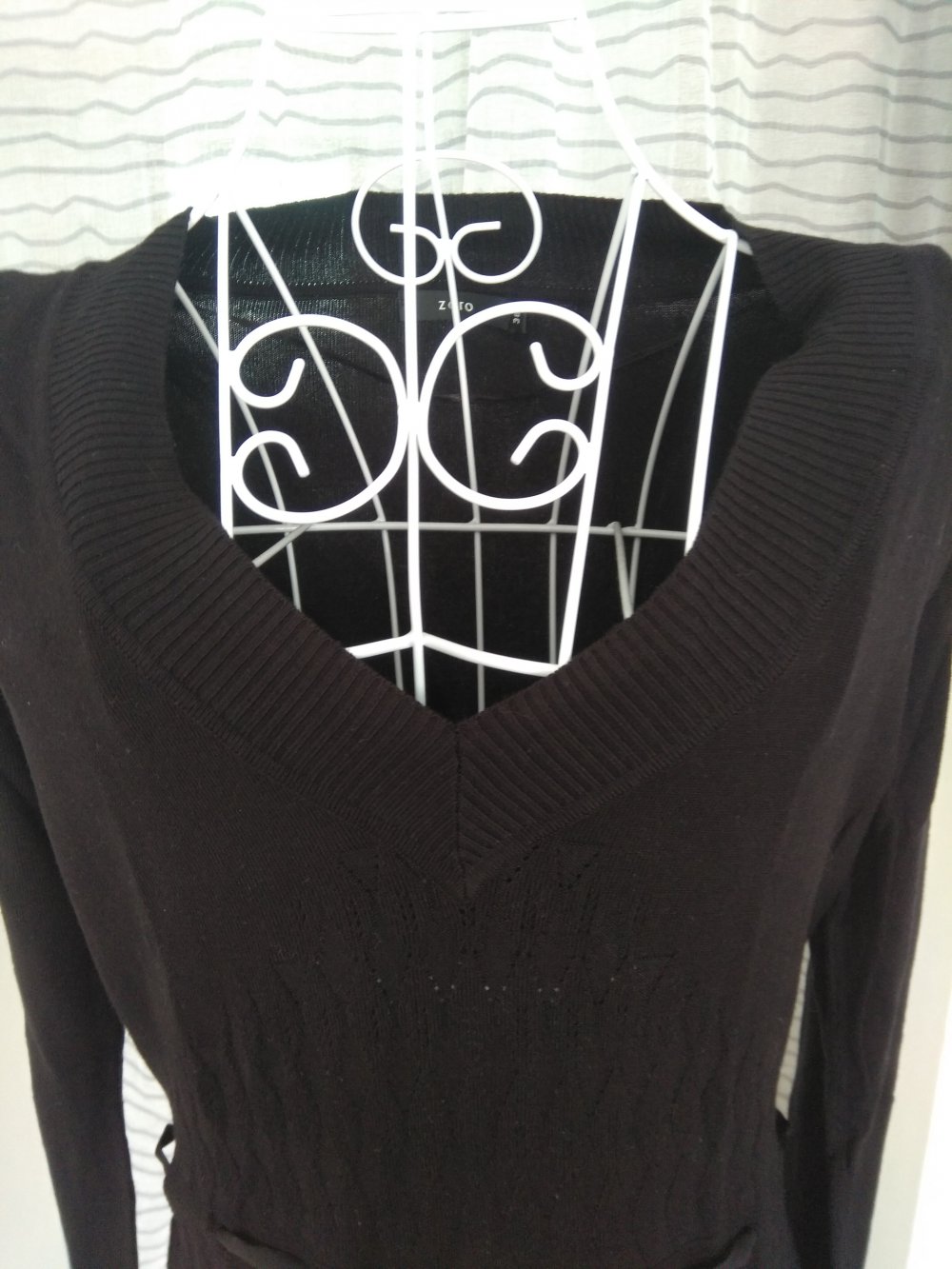 Dünner schwarzer Pullover mit V-Ausschnitt