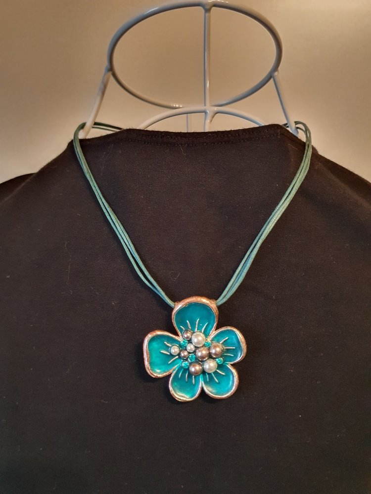 Türkis grüne Kette mit Blumenanhänger