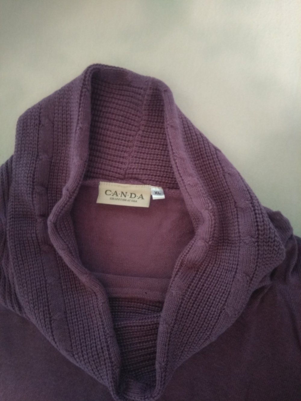 Dünner lila Pullover