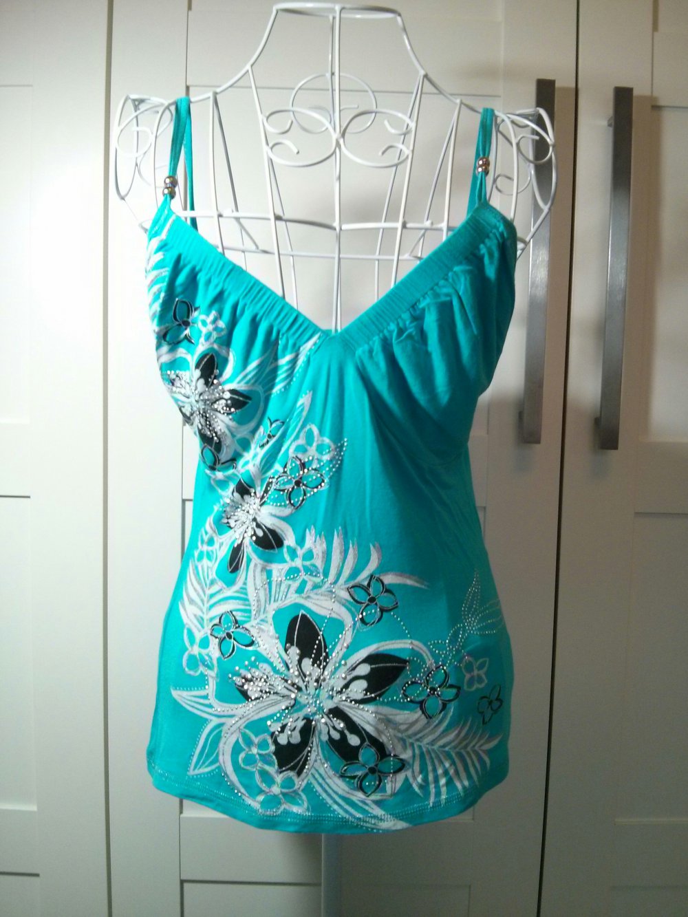 Blaues Träger Top mit Blumenmuster