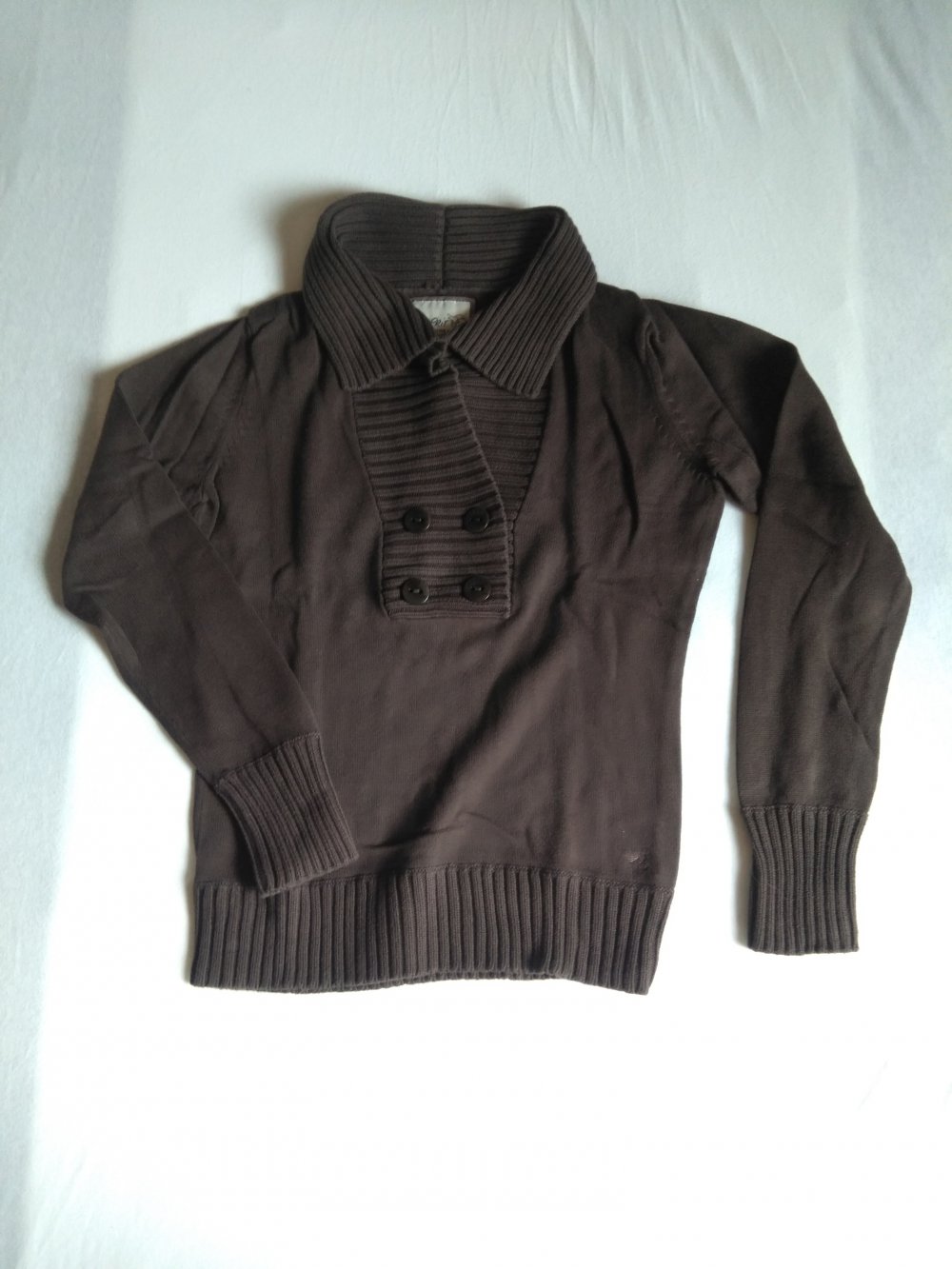 Brauner Pullover mit Kragen