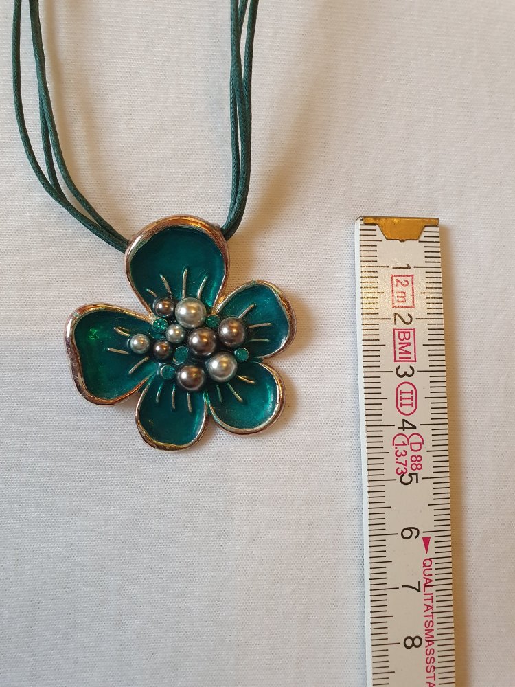Türkis grüne Kette mit Blumenanhänger