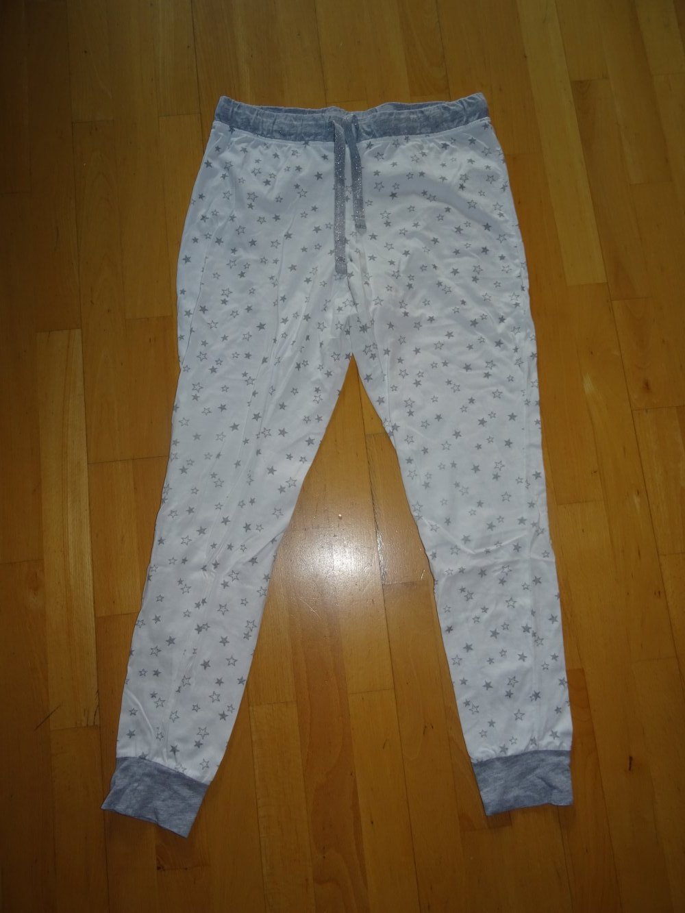 Aldi Schlafanzug Größe 40/42 Weiß/grau mit Glitzereffekt