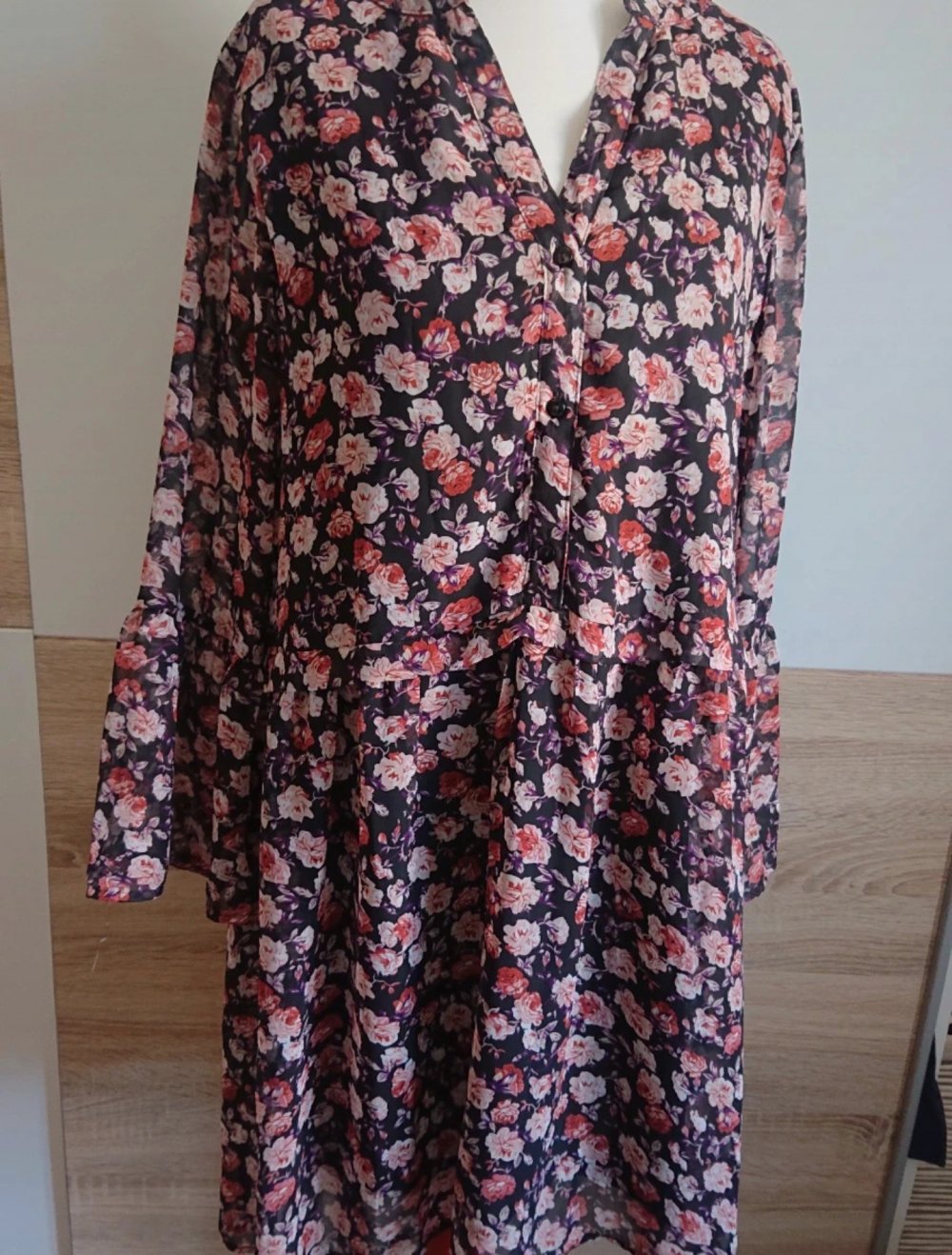 Schwarzes Kleid mit Blumenmuster