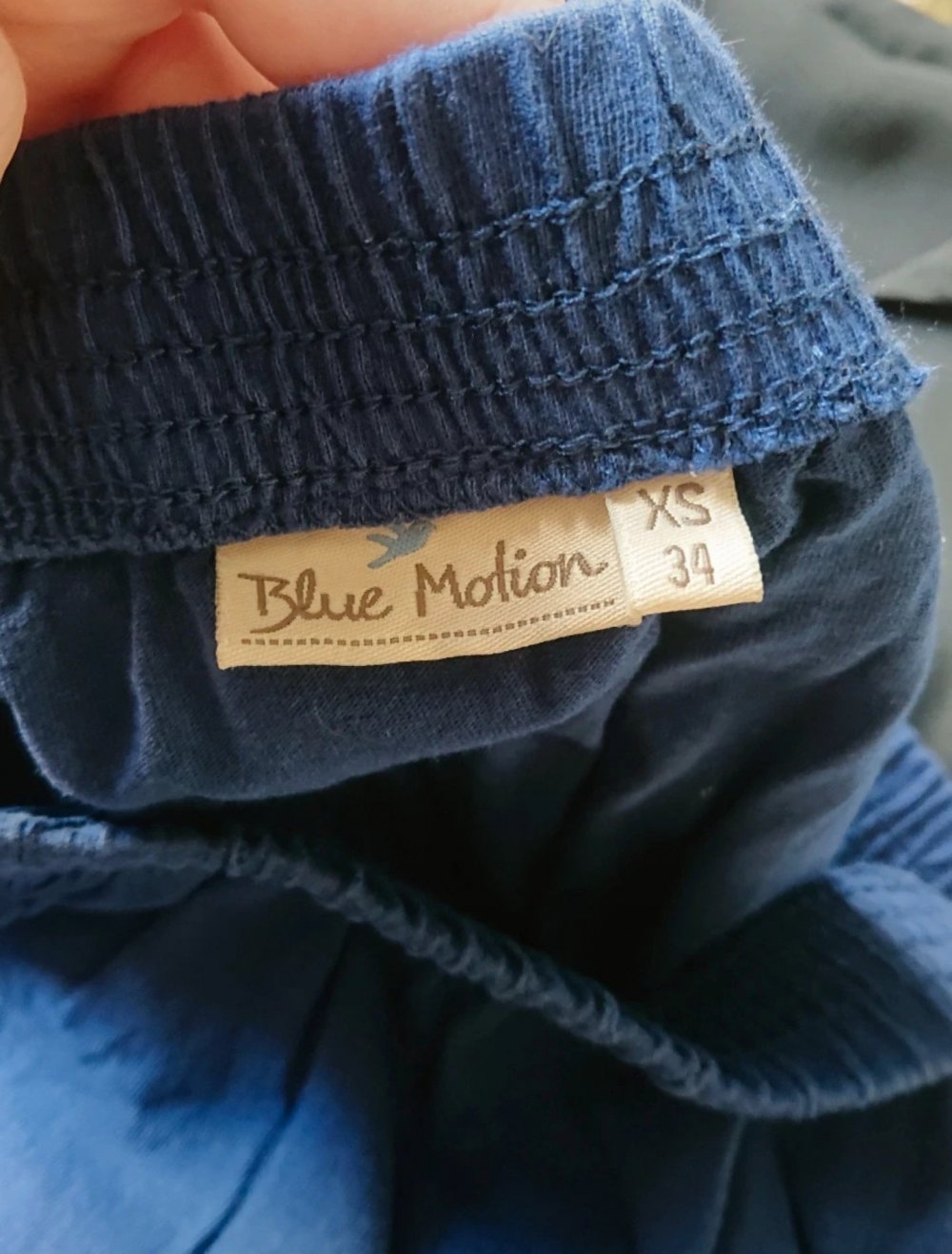 Blauer trägerloser Jumpsuit