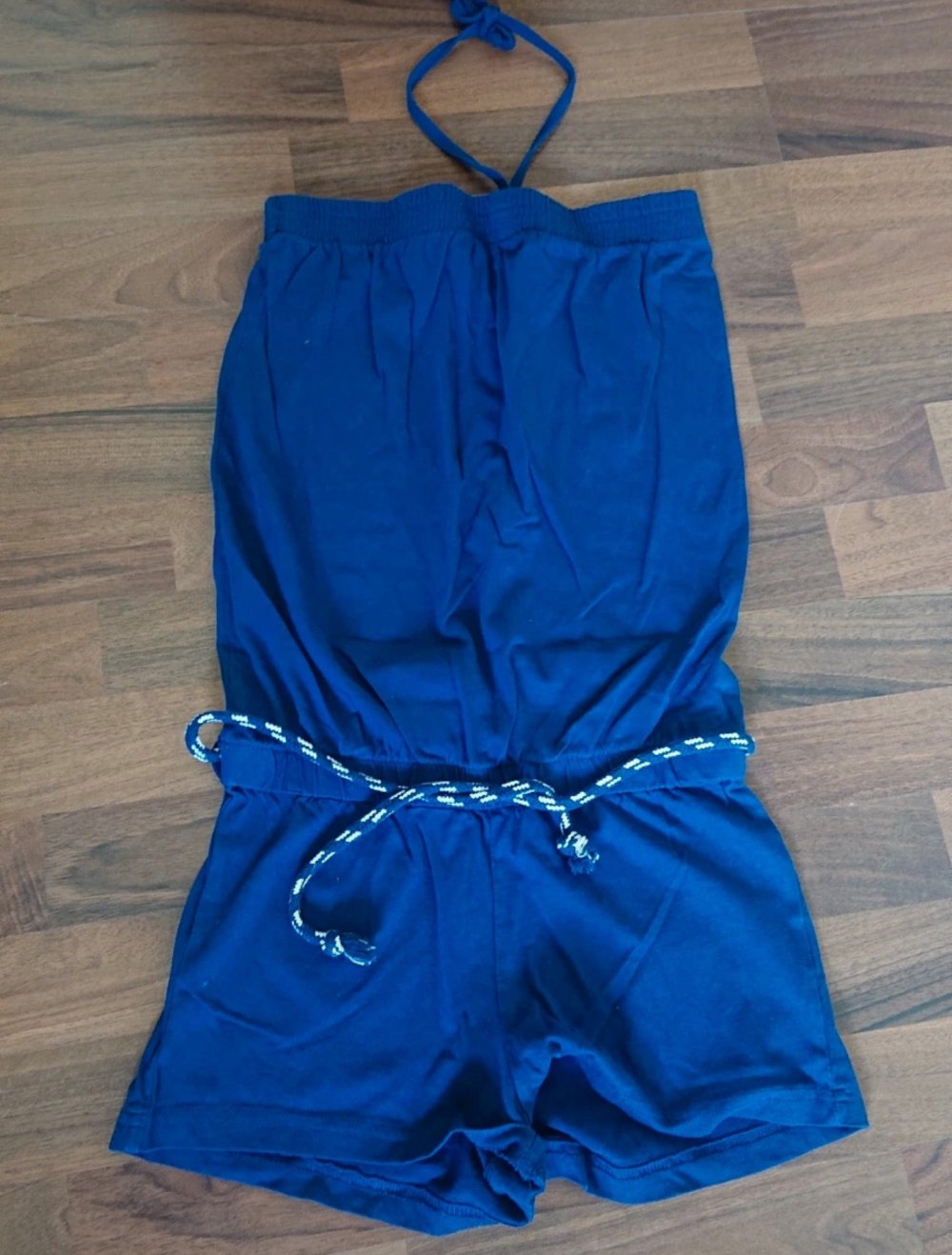 Blauer trägerloser Jumpsuit