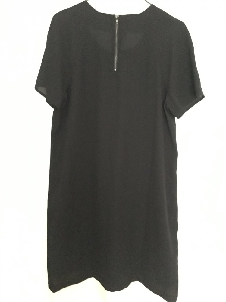 Schwarzes Kleid 