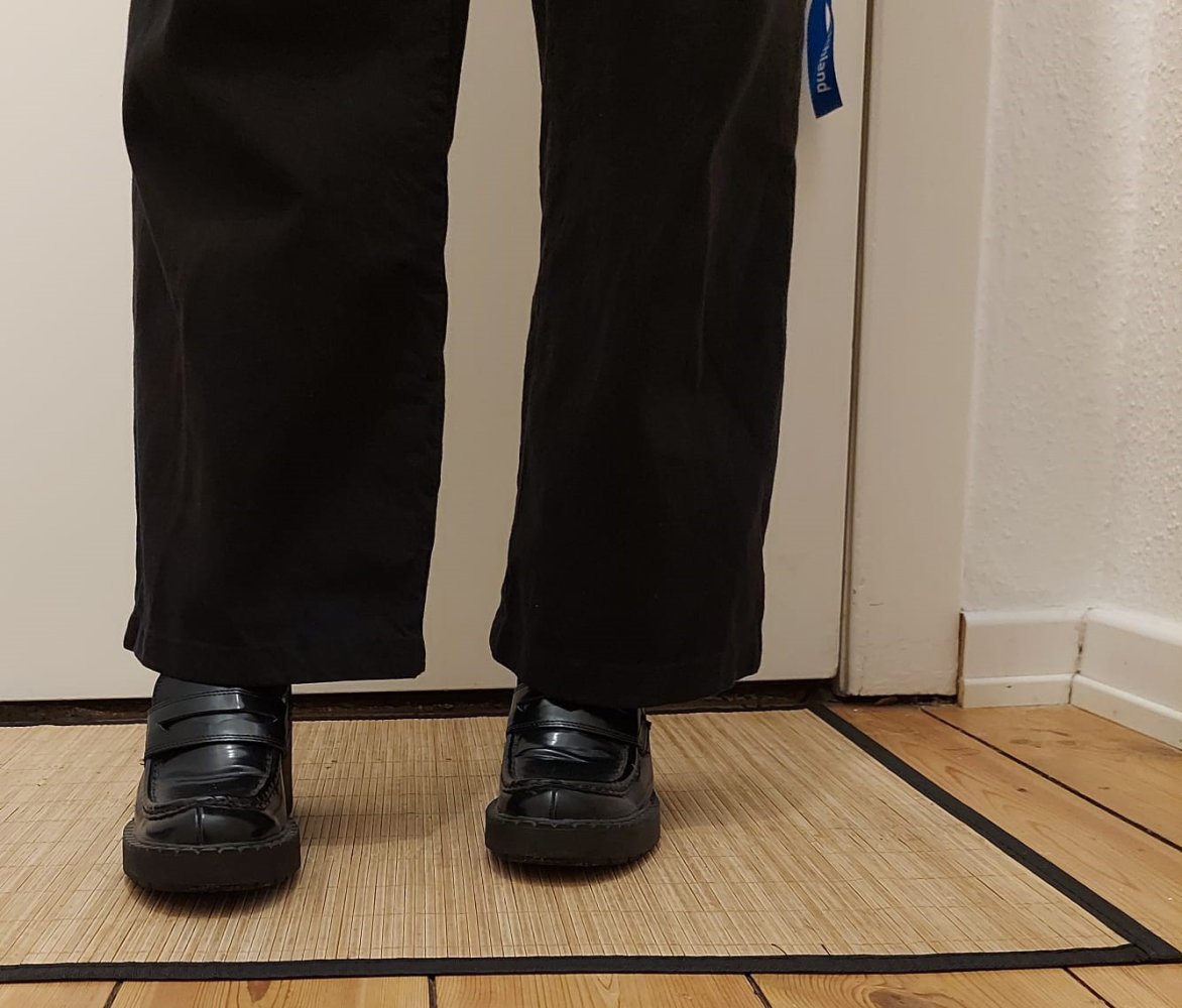 schwarze Loafers 