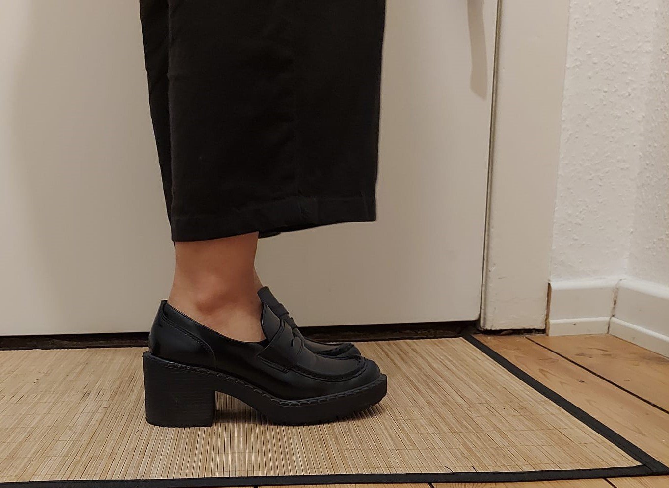 schwarze Loafers 