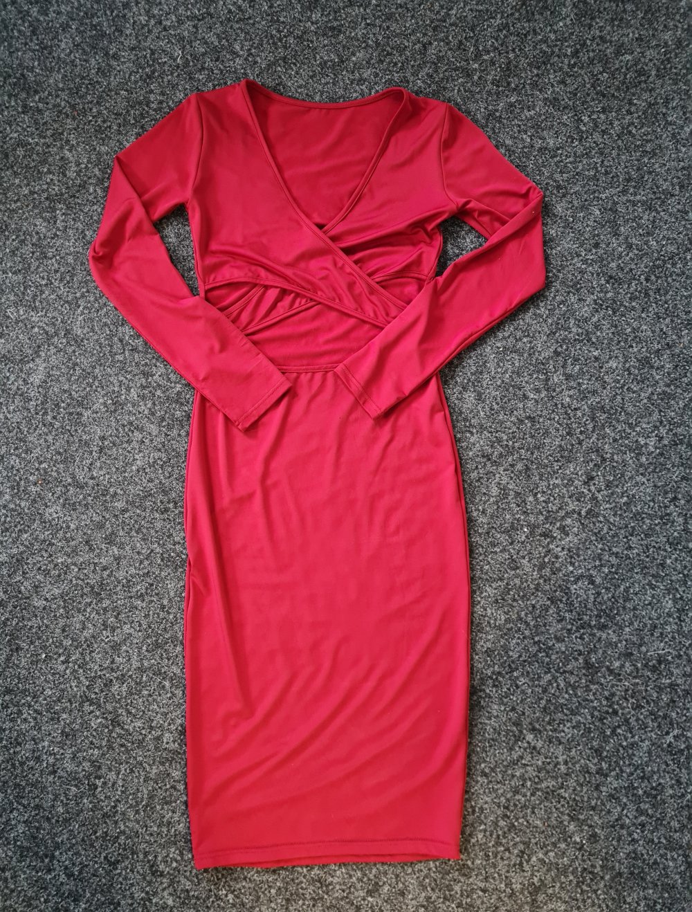 Rotes Midikleid mit Cut-Outs