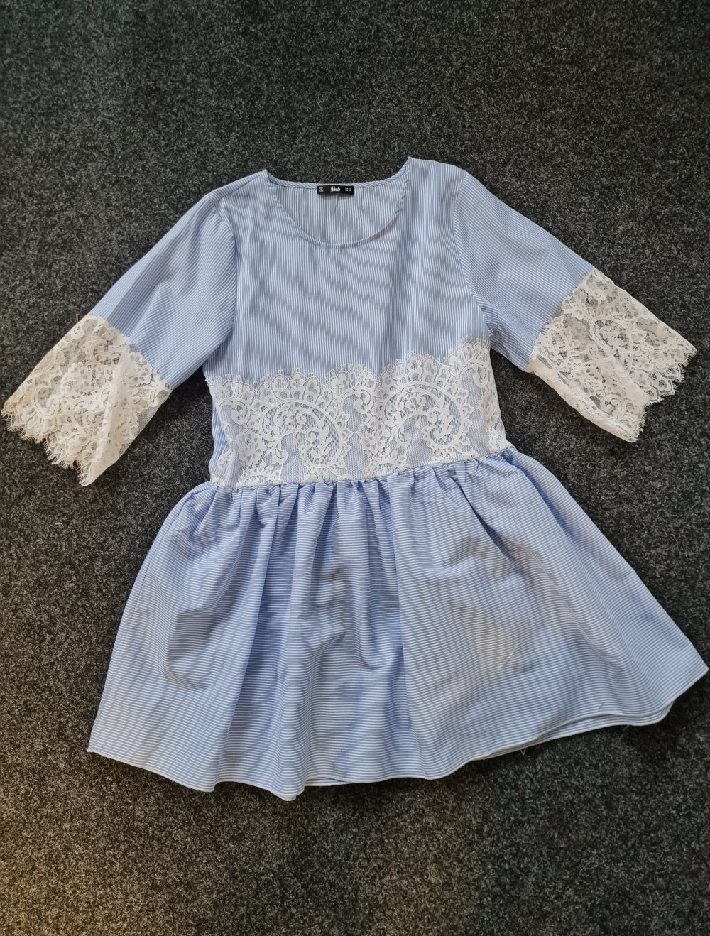 Blau/weiß gestreiftes Kleid mit Spitze