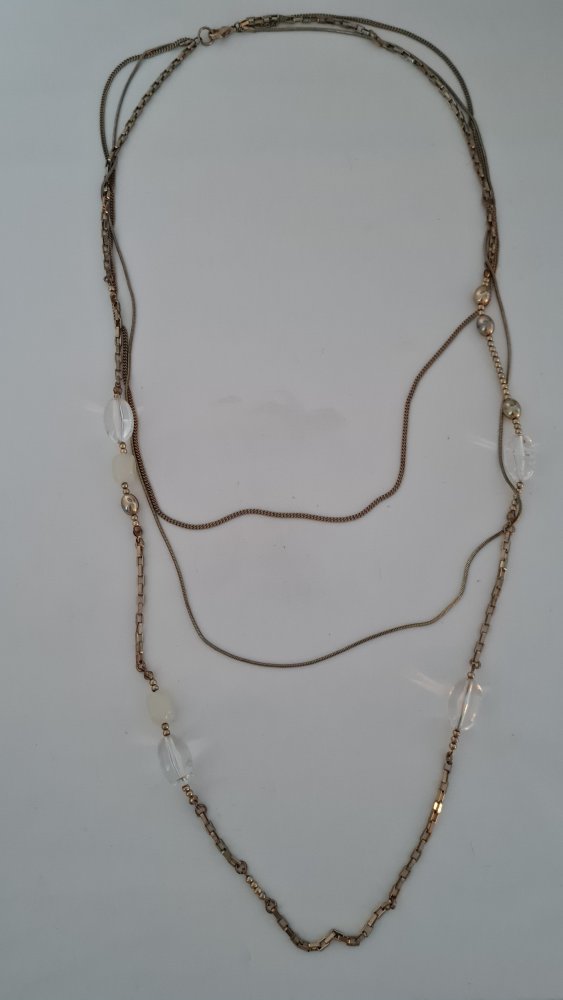 Lange goldene Kette mit Steinen