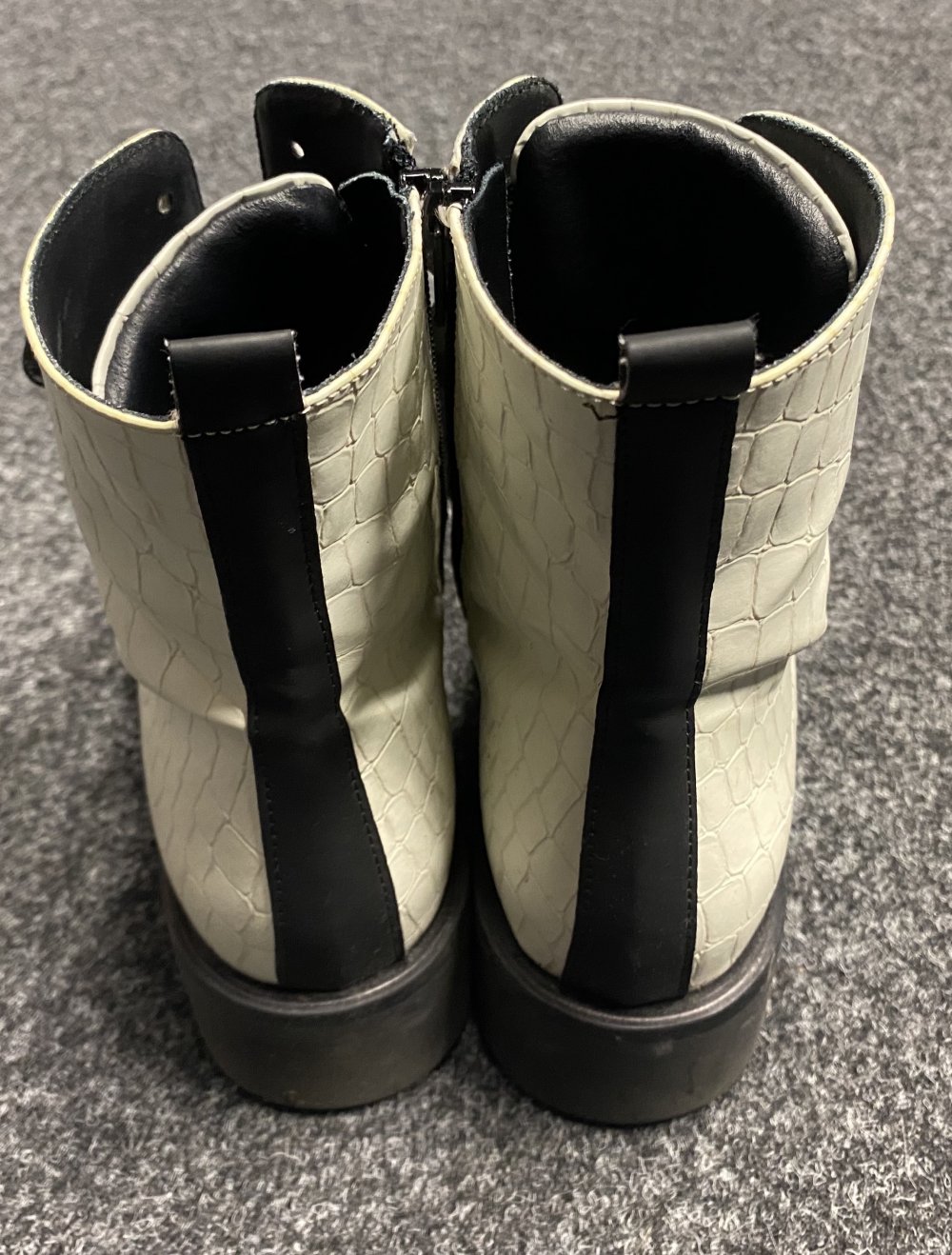 Weiße Boots mit Snakeprint