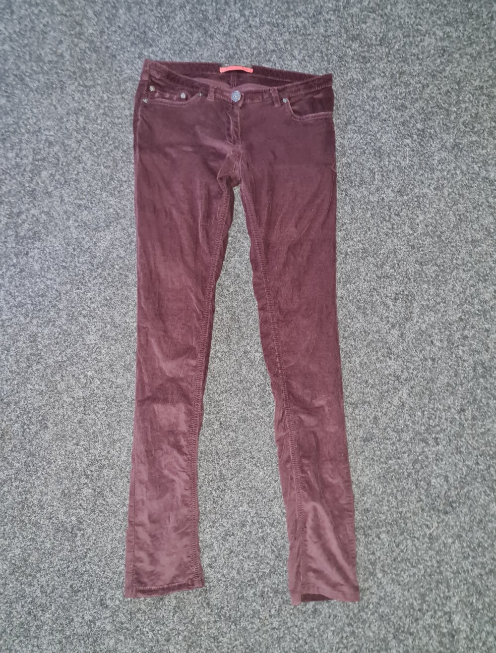 Bordeauxfarbene Samt/Feincord Hose