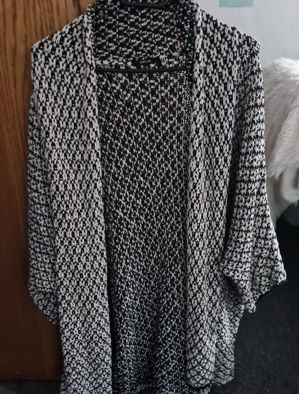 Schwarz/weißer Cardigan Opus