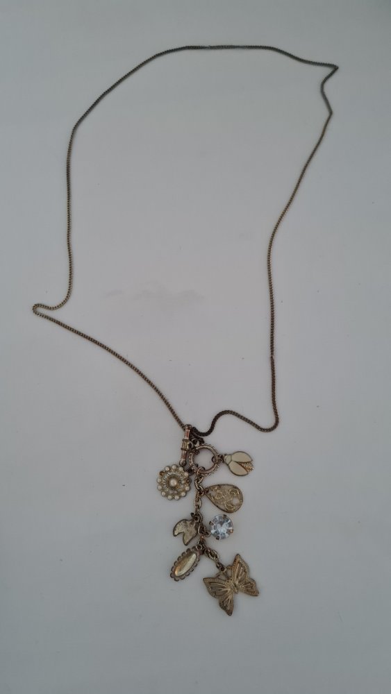 Lange goldene Kette mit Anhänger 