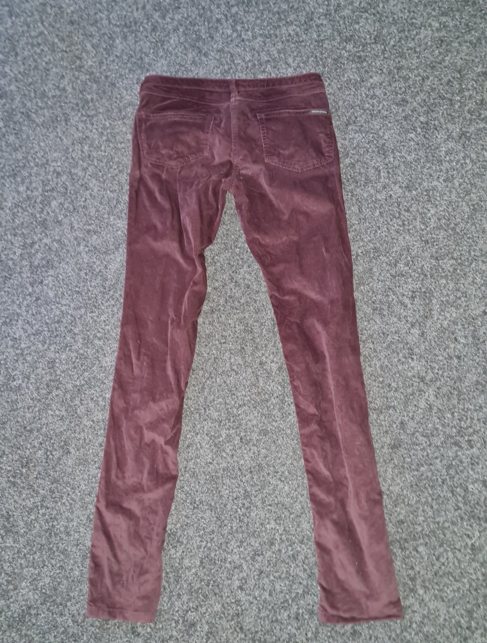 Bordeauxfarbene Samt/Feincord Hose