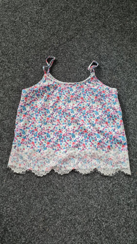 Süßes Blümchentop mit Spitze