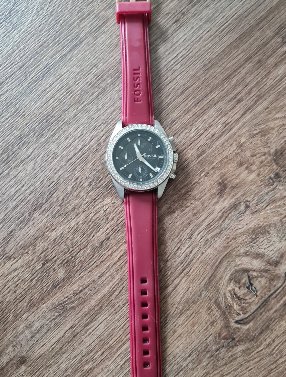 Bordeauxfarbene Fossil Uhr