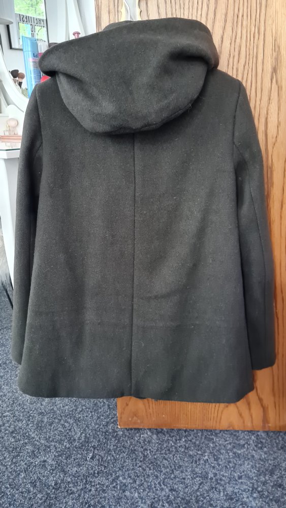 Khakifarbener Wollmantel mit Kapuze 