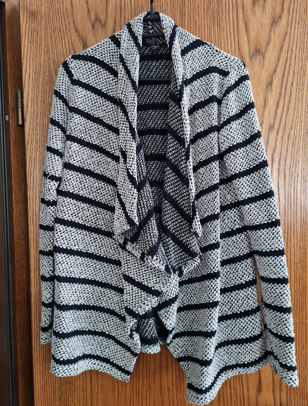 Schwarz/weißer Cardigan offen