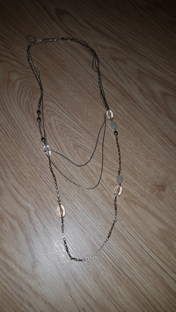 Lange goldene Kette mit Schmucksteinen 