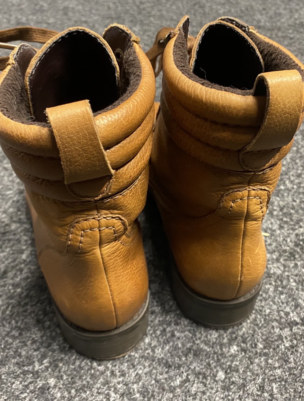 Braune Schnürboots