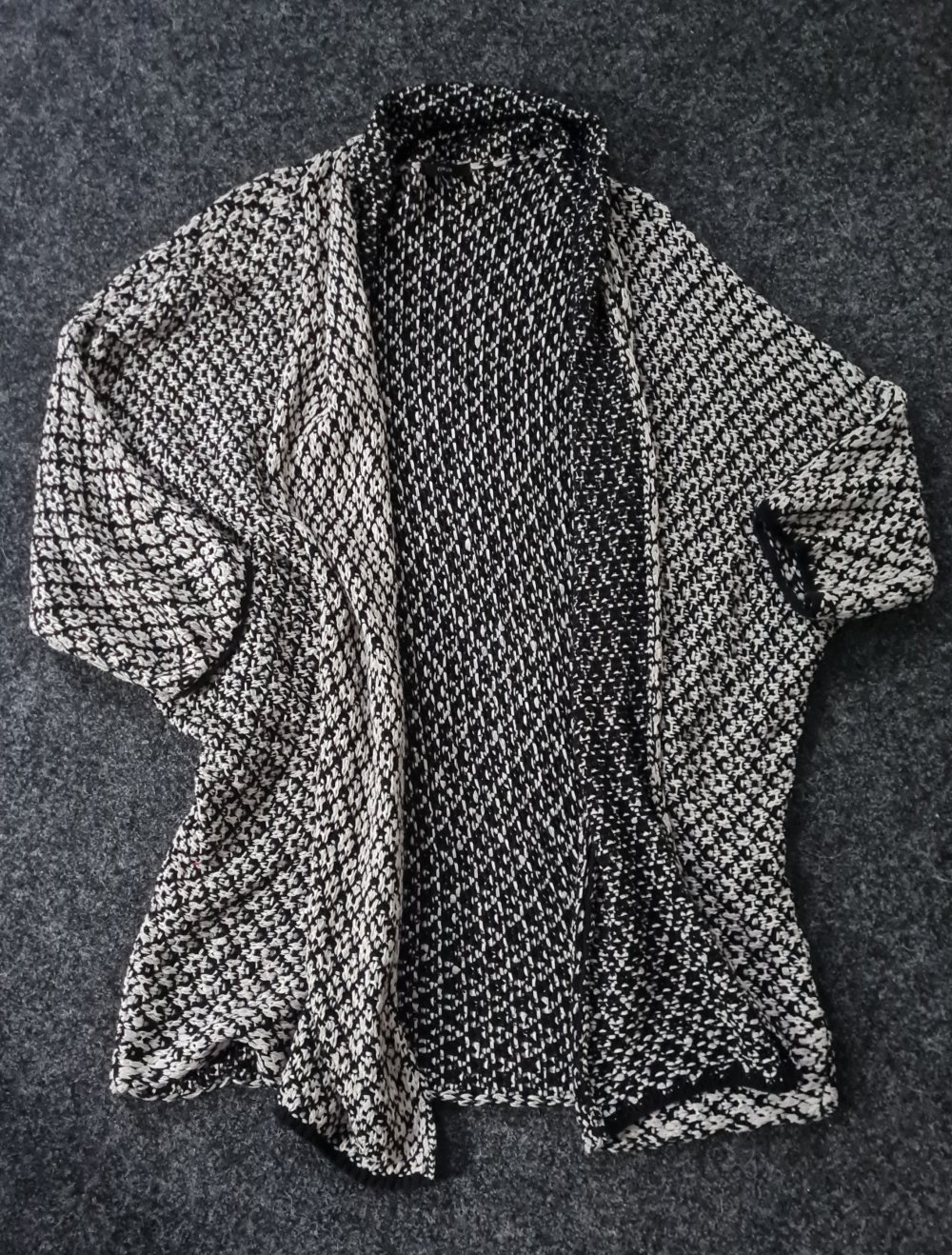 Schwarz/weißer Cardigan Opus