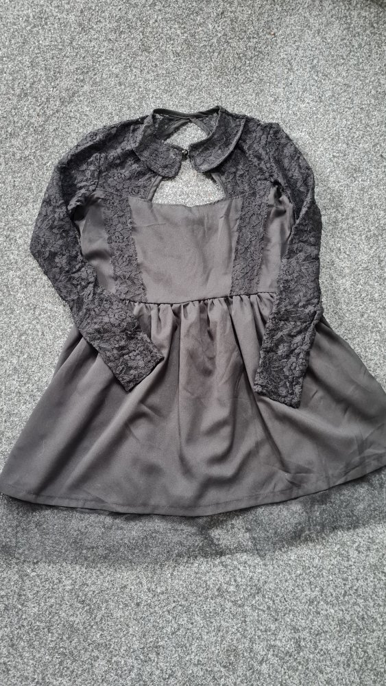 Schwarzes Spitzenkleid 