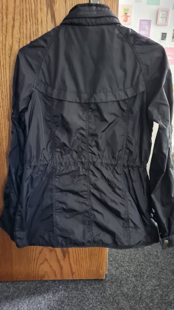 Schwarze Regenjacke