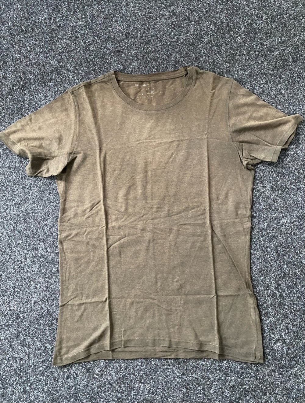 olivfarbenes T-Shirt