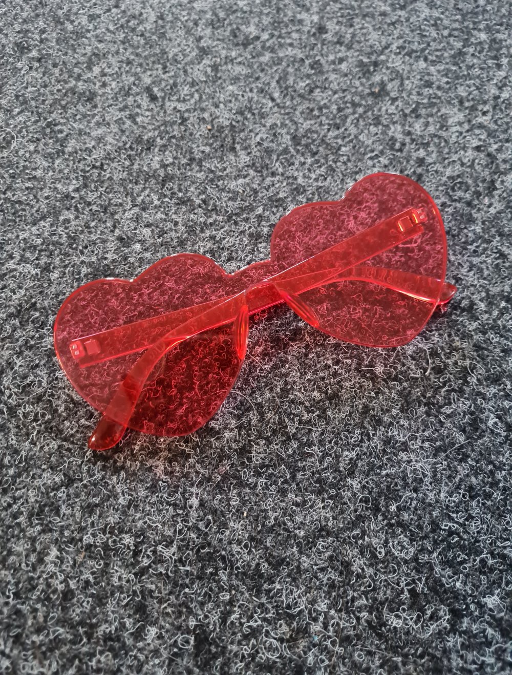 Rote Herzsonnenbrille Neu