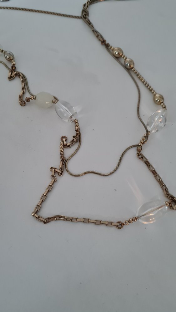Lange goldene Kette mit Steinen