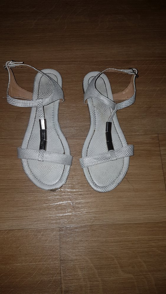 Weiße Sandalen
