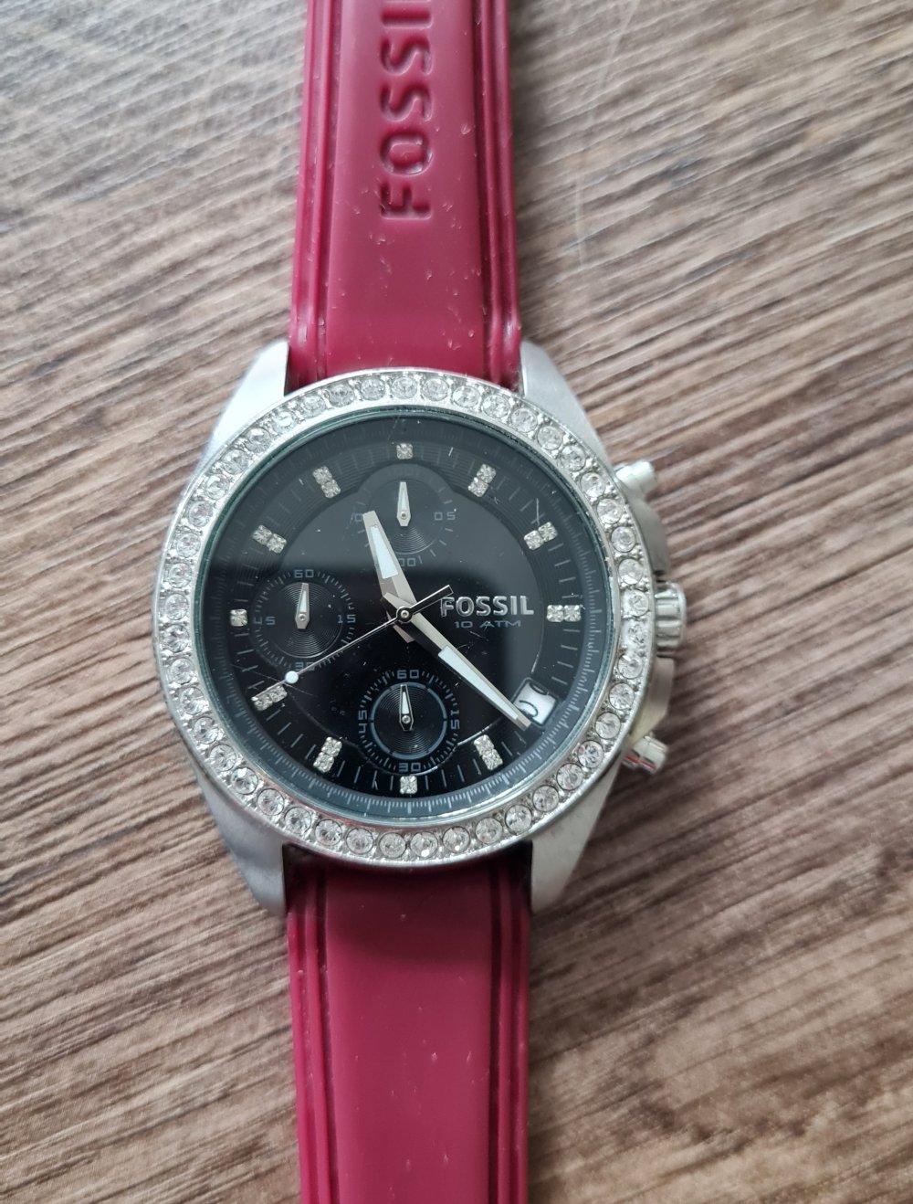 Bordeauxfarbene Fossil Uhr