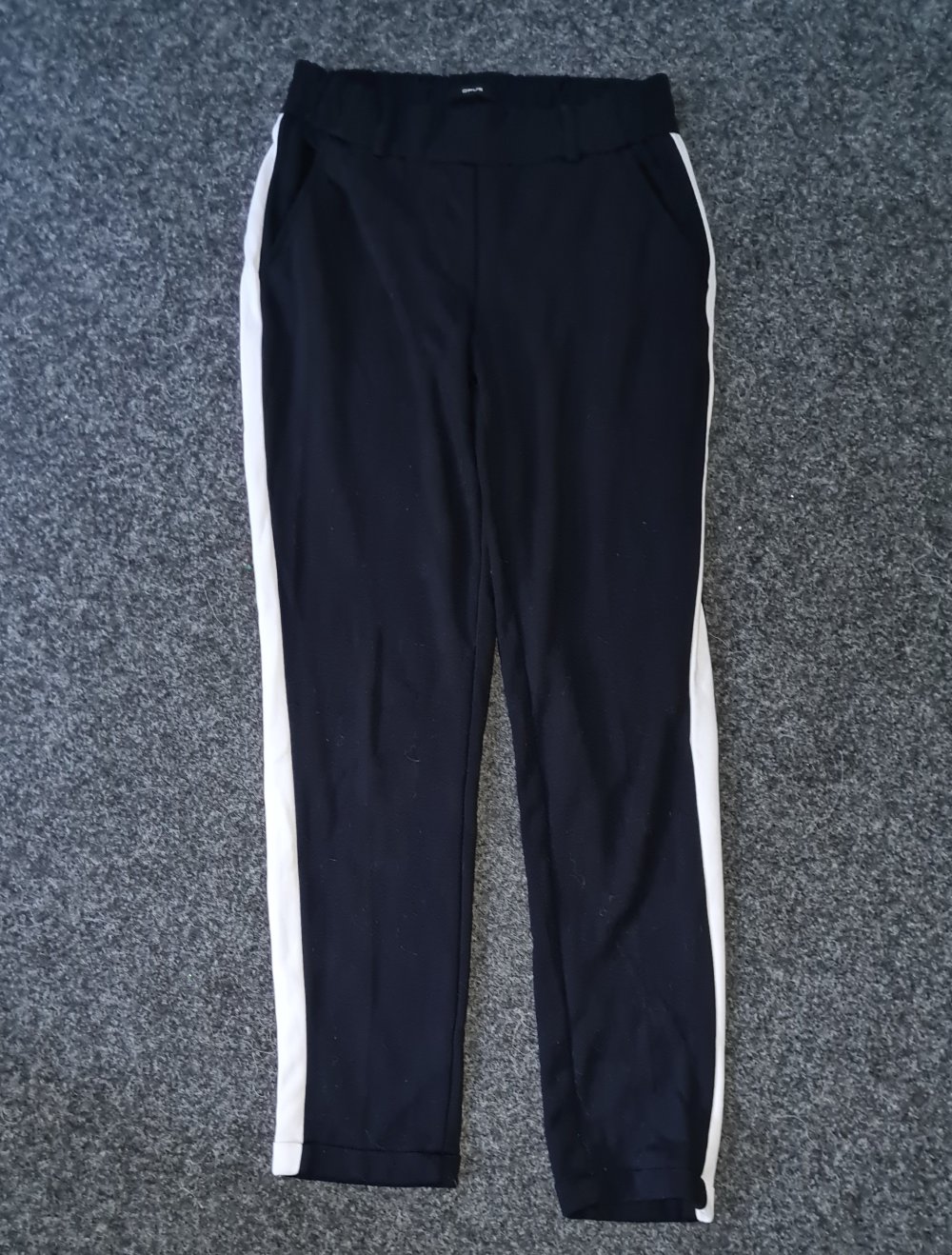 Dunkelblaue Jogpants mit weißem Streifen