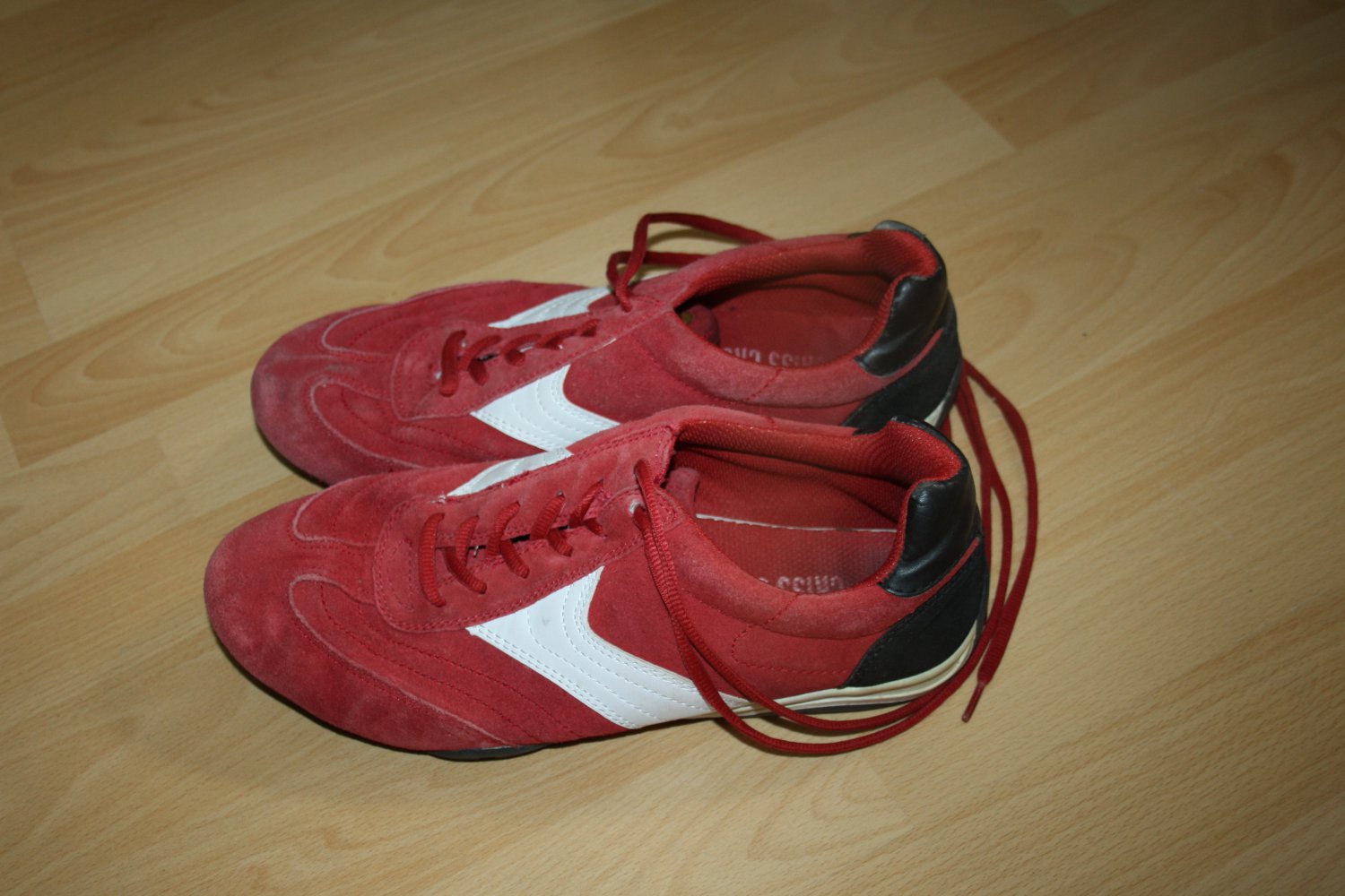 Turnschuhe Sportschuhe Freizeitschuhe rot weiß