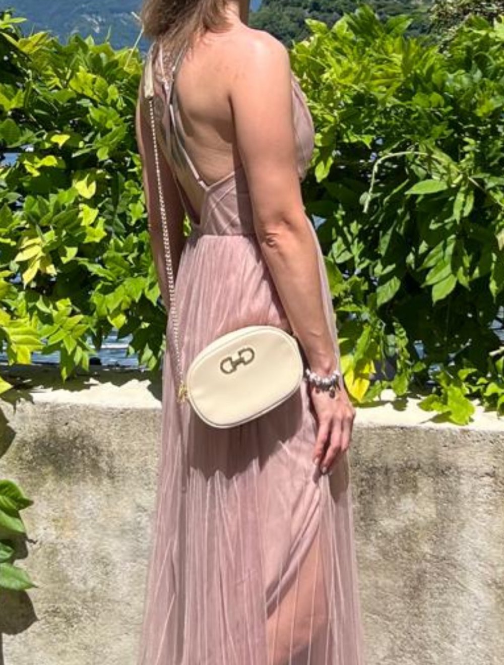 Rückenfreies Slip Kleid mit Schlitz