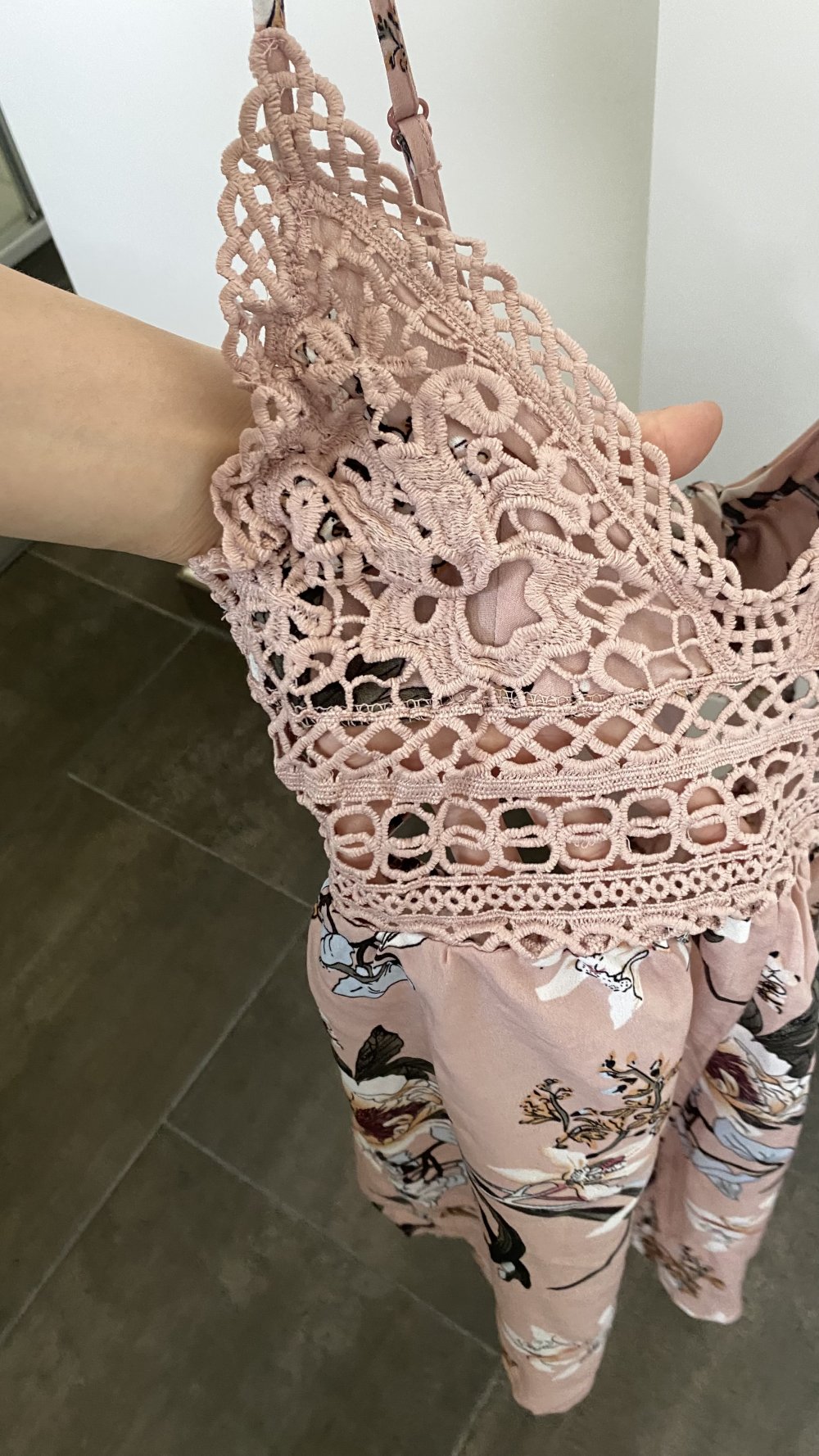 Cami Romper mit Spitze & Schleife