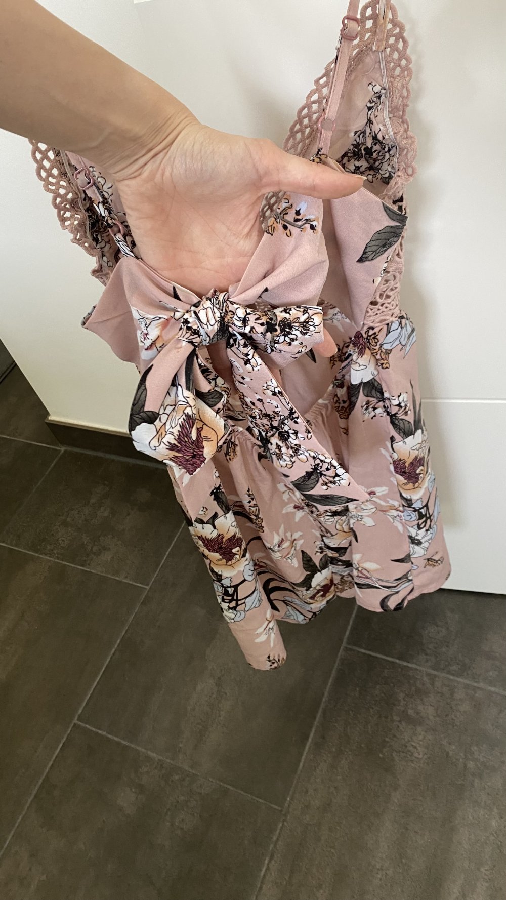 Cami Romper mit Spitze & Schleife