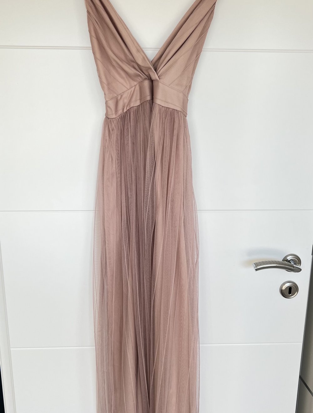 Rückenfreies Slip Kleid mit Schlitz