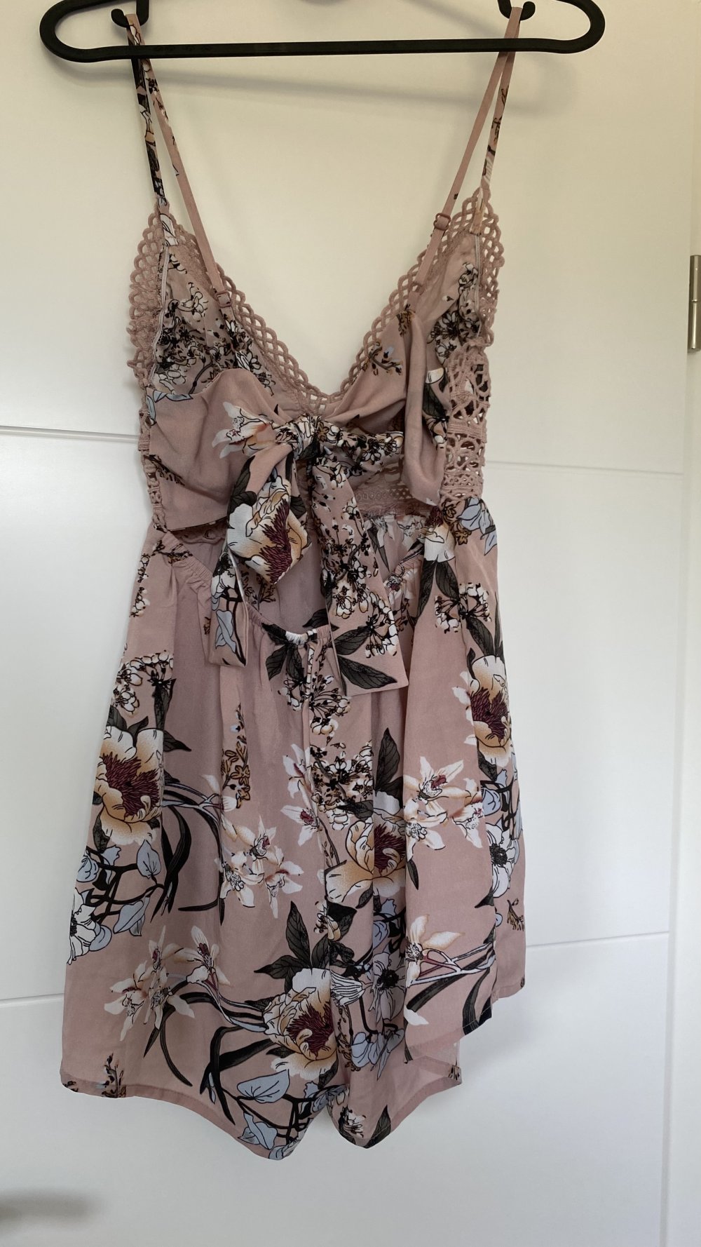 Cami Romper mit Spitze & Schleife