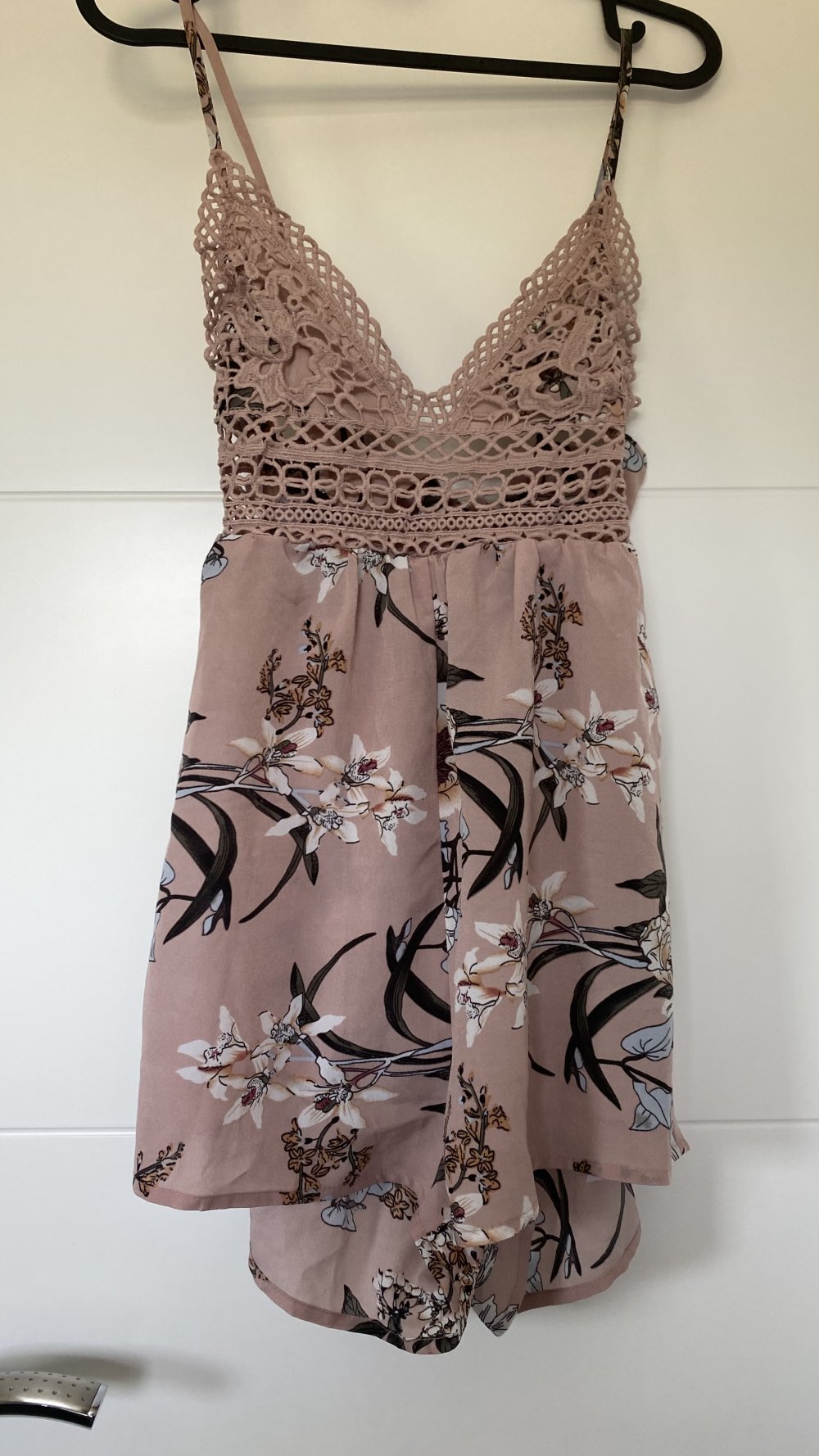 Cami Romper mit Spitze & Schleife