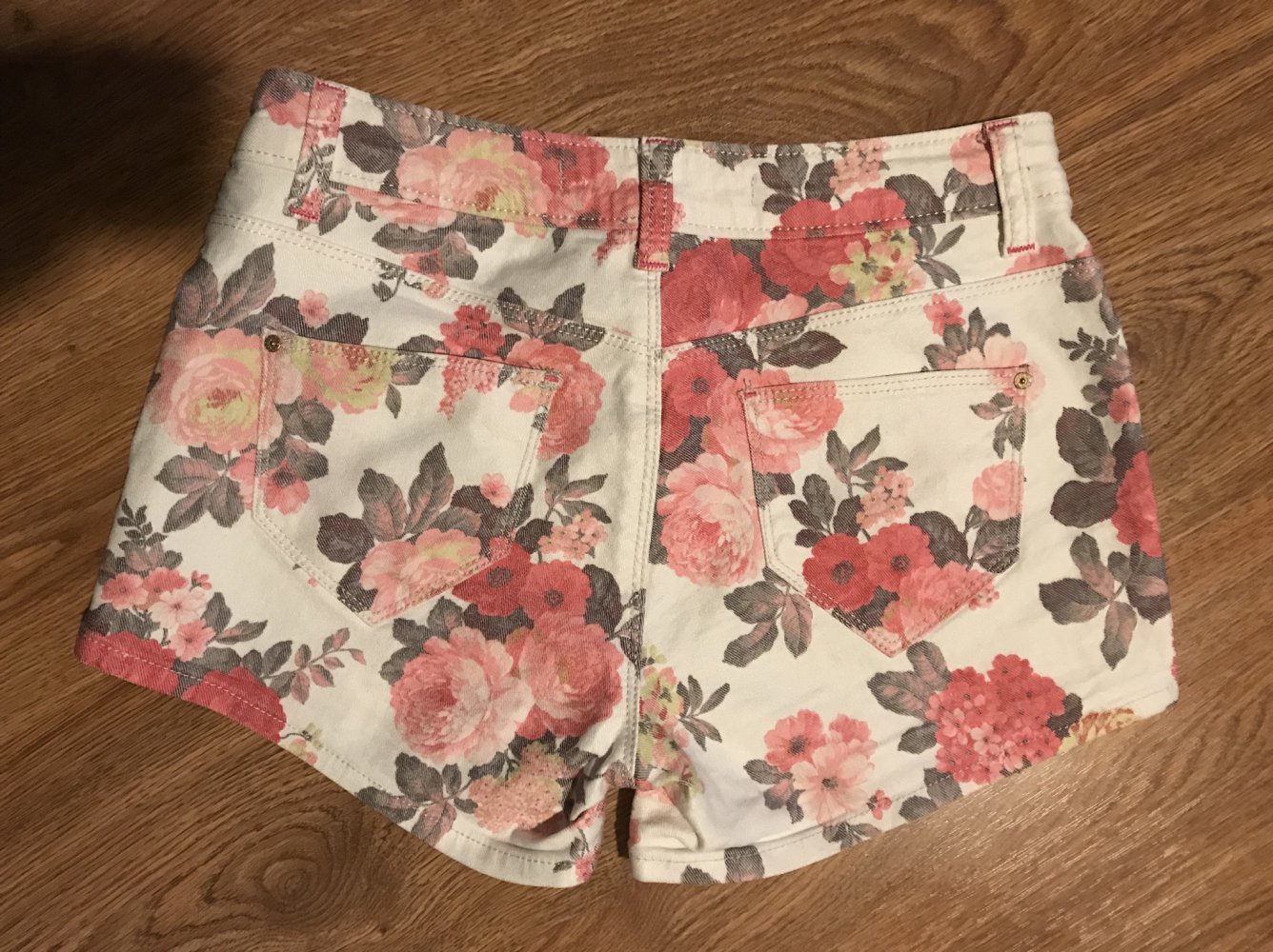 Hotpants Shorts weiß mit rosa/pink Blumen von Zara, Größe 34