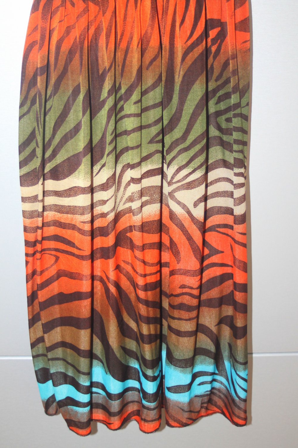 schönes Sommerkleid mit Tigermuster in Erdfarben