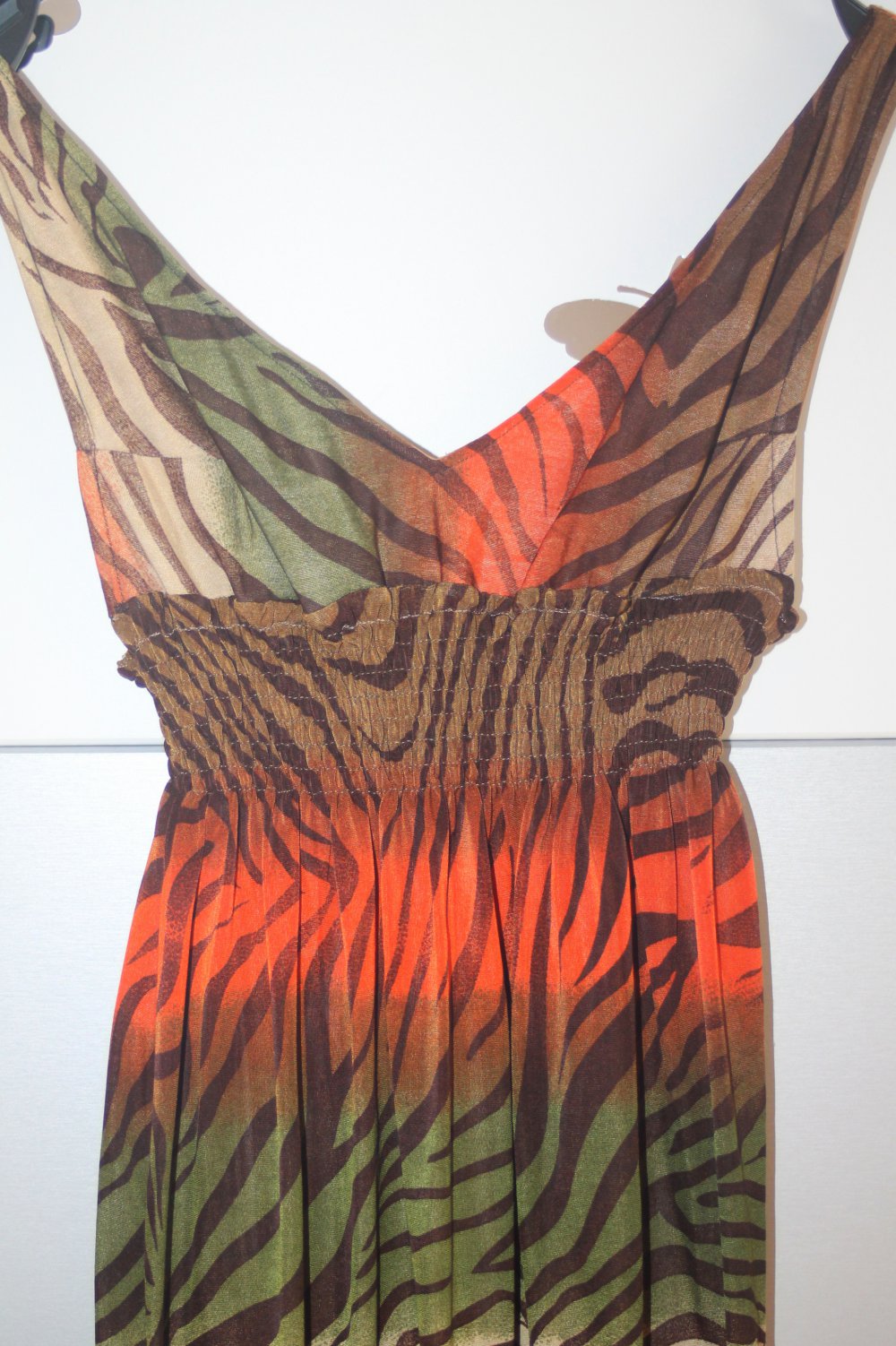 schönes Sommerkleid mit Tigermuster in Erdfarben