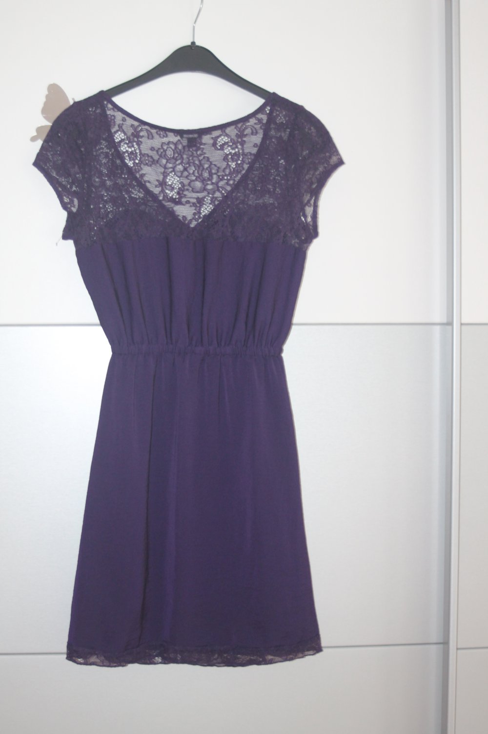 lila Spitzenkleid, Kleid mit Spitze
