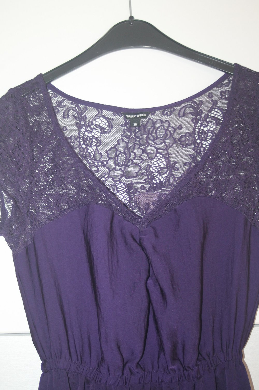 lila Spitzenkleid, Kleid mit Spitze